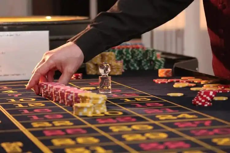 Người chơi tận hưởng trải nghiệm cá cược thể thao trên di động với phimbet